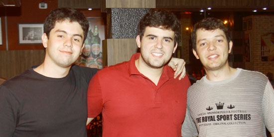 Felipe Telini, Vinícius Taveira e Rafael Fernandes em barzinho da cidade
